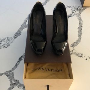 Louis Vuitton padlock platform pump. Patent black Size 37 1/2.